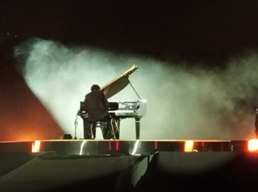 pianiste scène ronde rotative