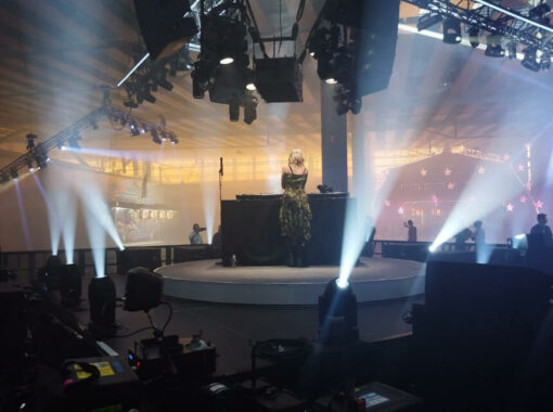 plateforme tournante pour DJ warehouse techno festival